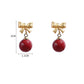Елегантни обеци с червени имитации на перлиЕлегантни обеци с червени имитации на перли