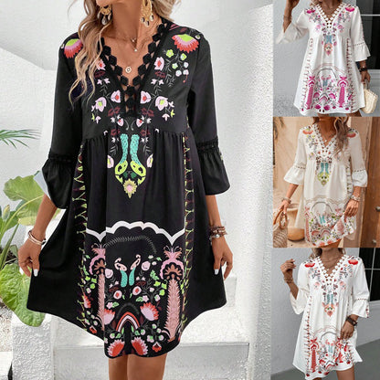 Печатана рокля с V-образно деколте и дантелени акценти