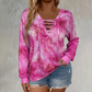 Dametopp med V-hals, snøring og tie-dye-mønster i blonder