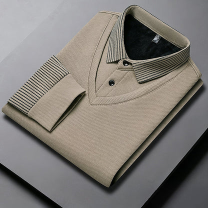 Langermet genser for menn med todelt look