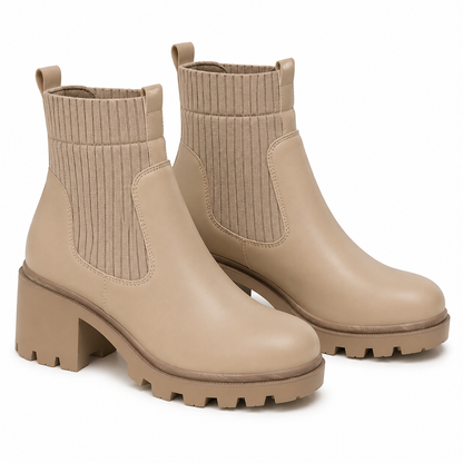 Avslappede lavhælte kvinneboots - firkantet tå, chunky hæl, sokk-ankelboots
