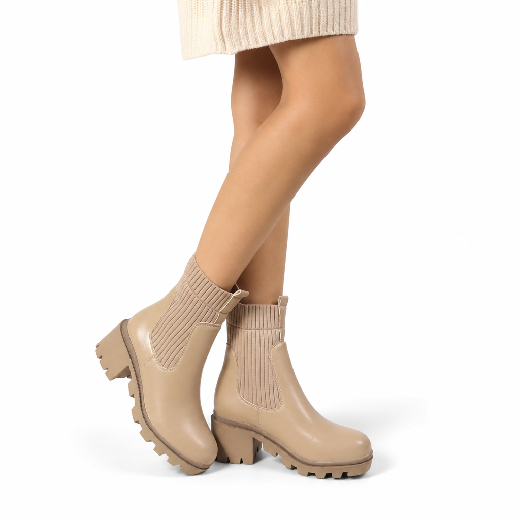 Avslappede lavhælte kvinneboots - firkantet tå, chunky hæl, sokk-ankelboots