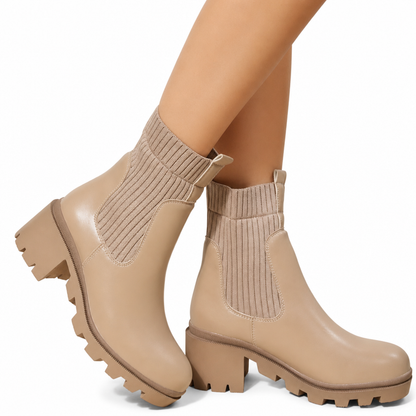 Avslappede lavhælte kvinneboots - firkantet tå, chunky hæl, sokk-ankelboots